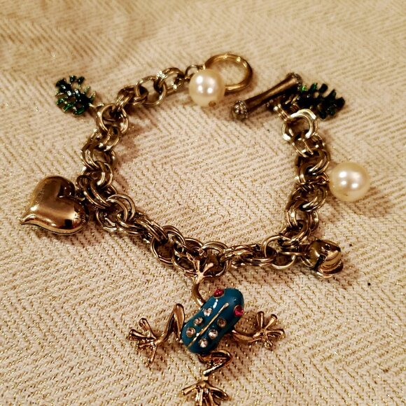 Gold-Tone Frog Charm Bracelet – Playful Elegance with Pearls and Heart Accent, G - Picture 2 of 5